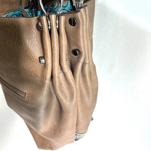 🎄. GUSSACI | Vegan Leather Shoulder Bag - Picture 7 of 8